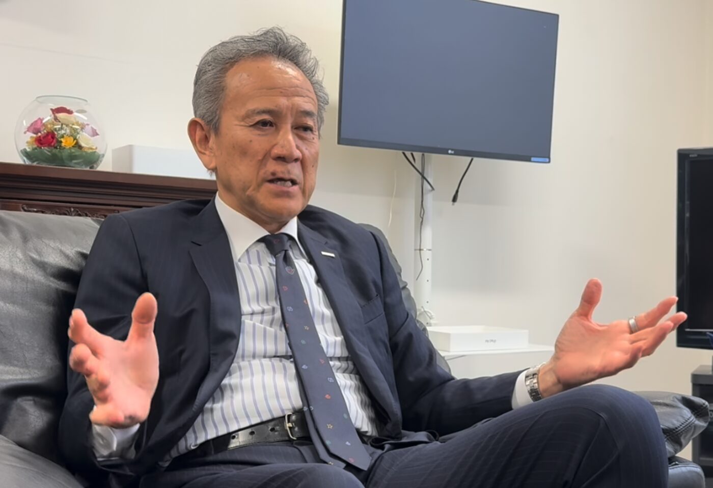 身振りを交えて震災当時を語る小川先輩