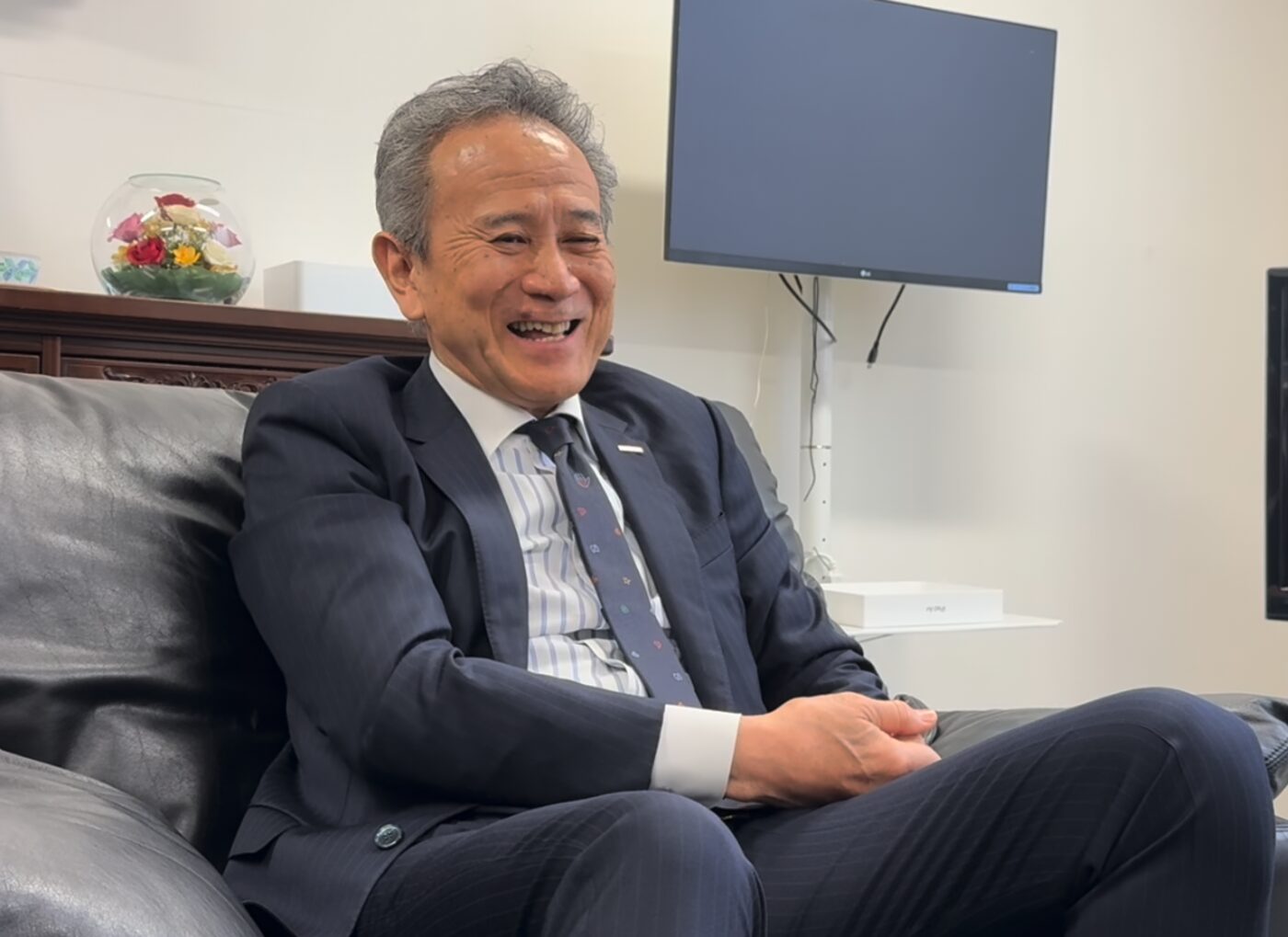 笑顔で当時を振り返る小川秀明先輩